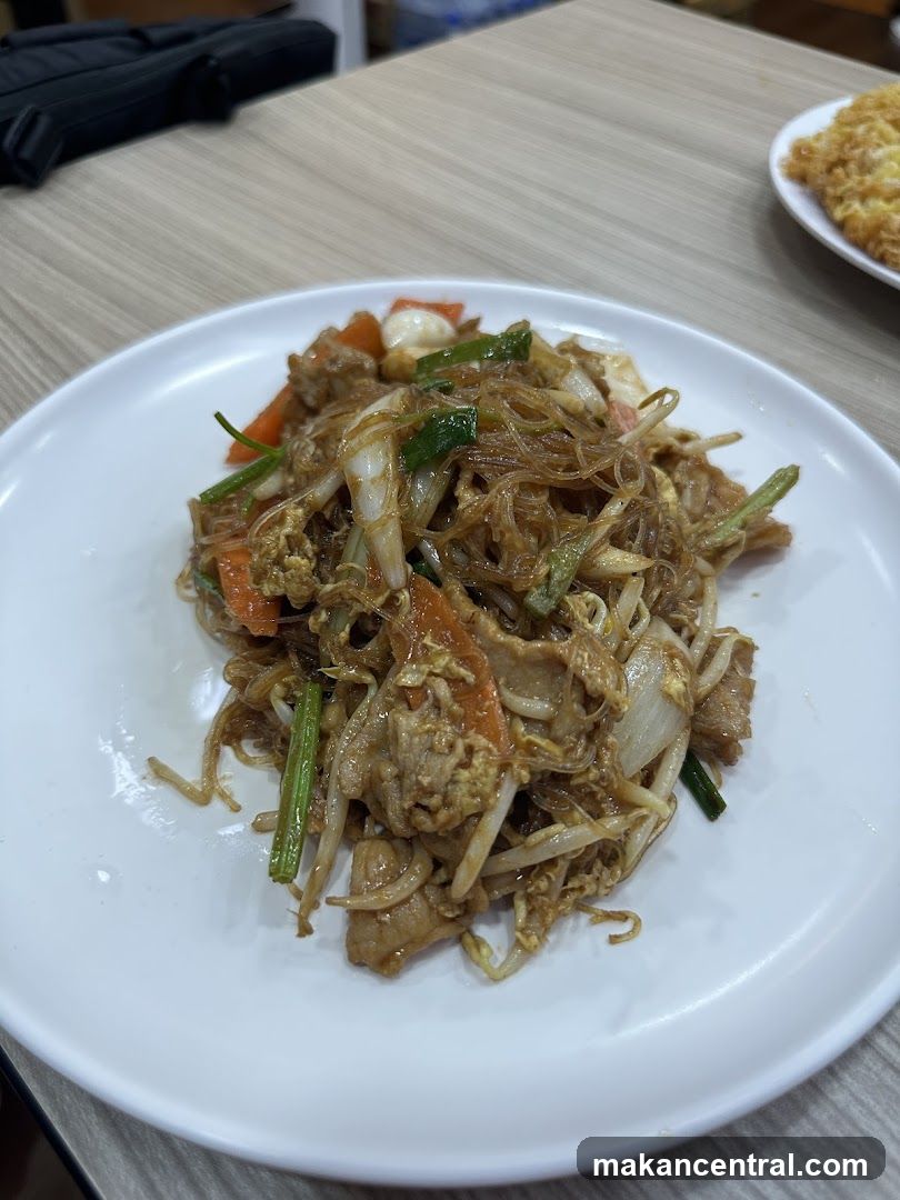 Stir-fried noodles with meat and vegetables