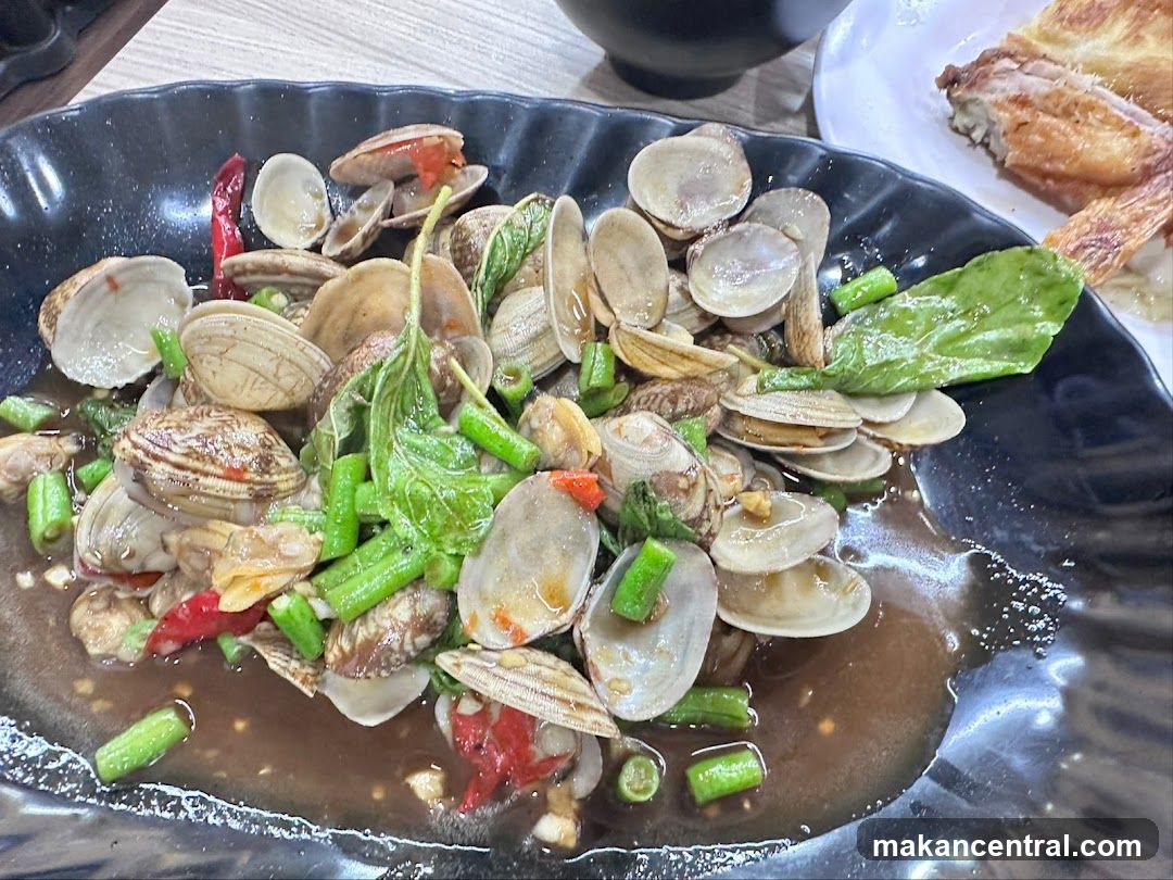 Stir-fried Clams with Basil