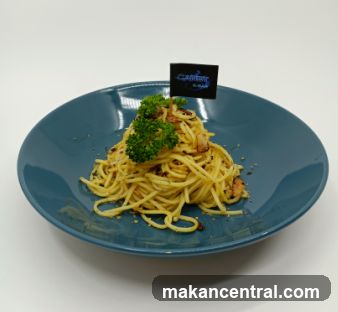 Spaghetti with garnish and flag