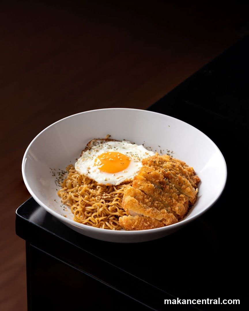 Noodles with Fried Egg and Chicken