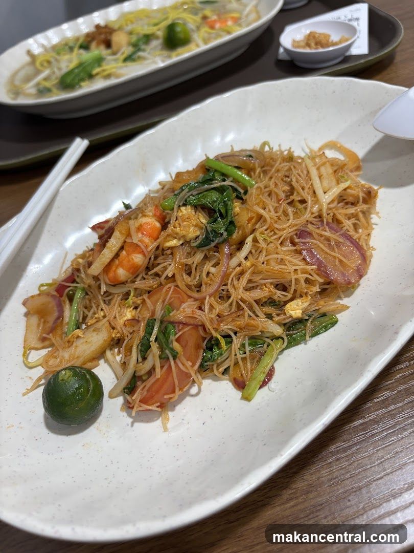Stir-fried noodles with shrimp and vegetables