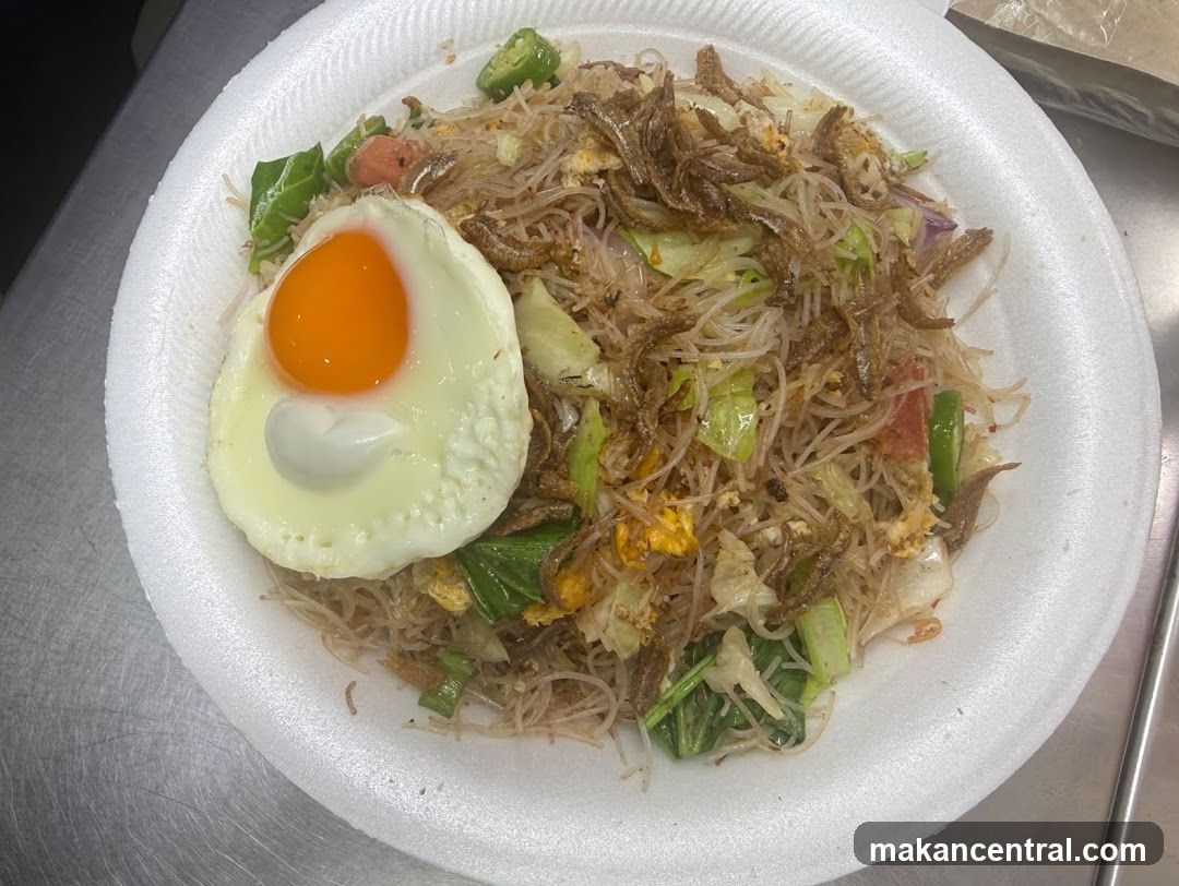 Fried Noodles with Fried Egg