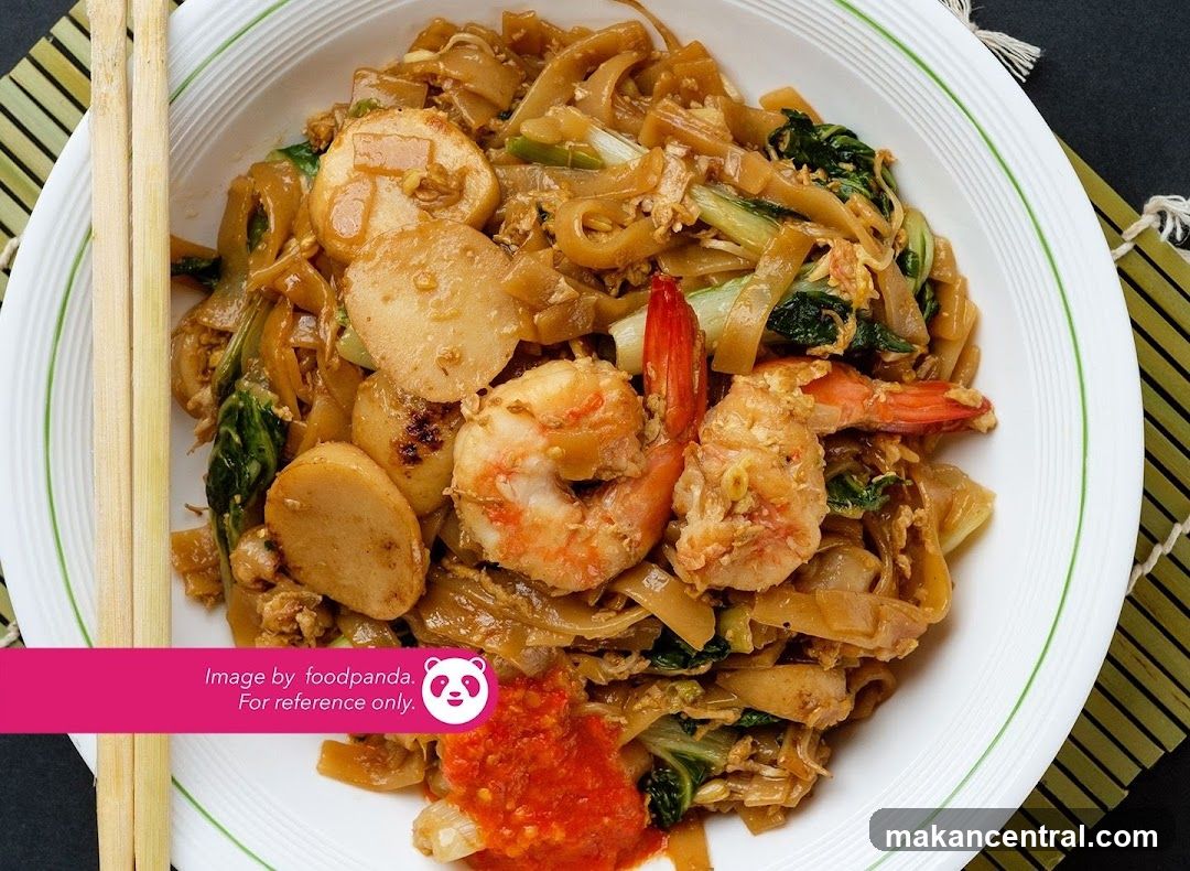 Stir-fried Noodles with Shrimp and Fish Cakes