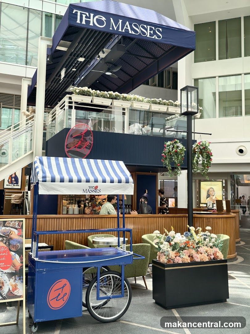 Outdoor Food Cart and Restaurant Seating