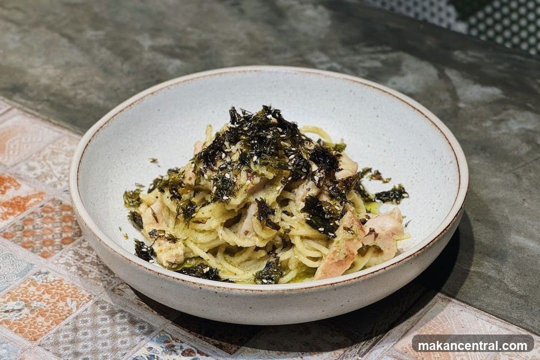 Spaghetti with Chicken and Seaweed