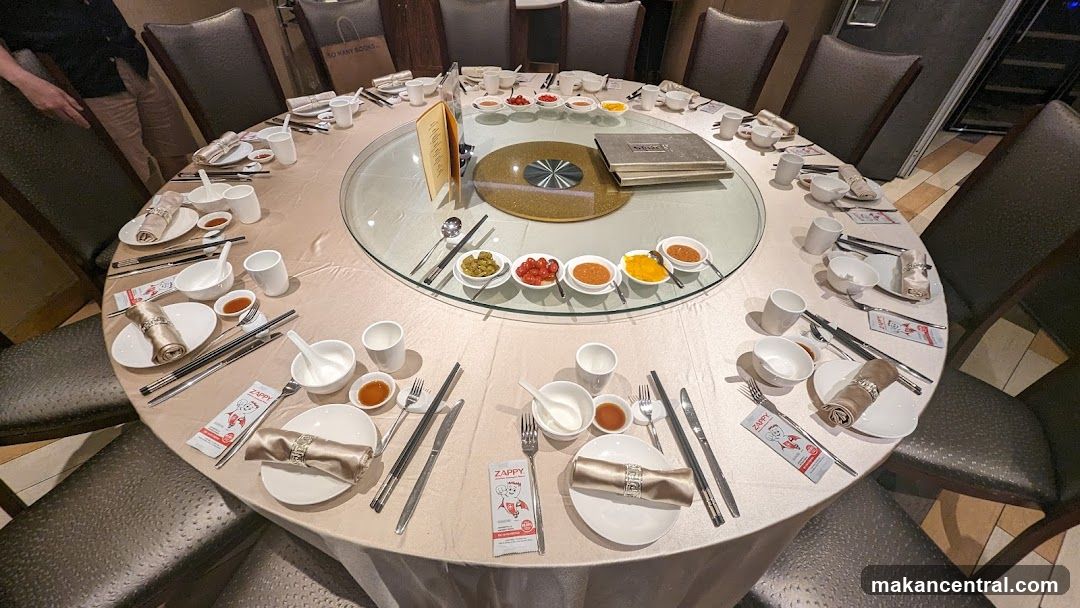 Round Dining Table Setting