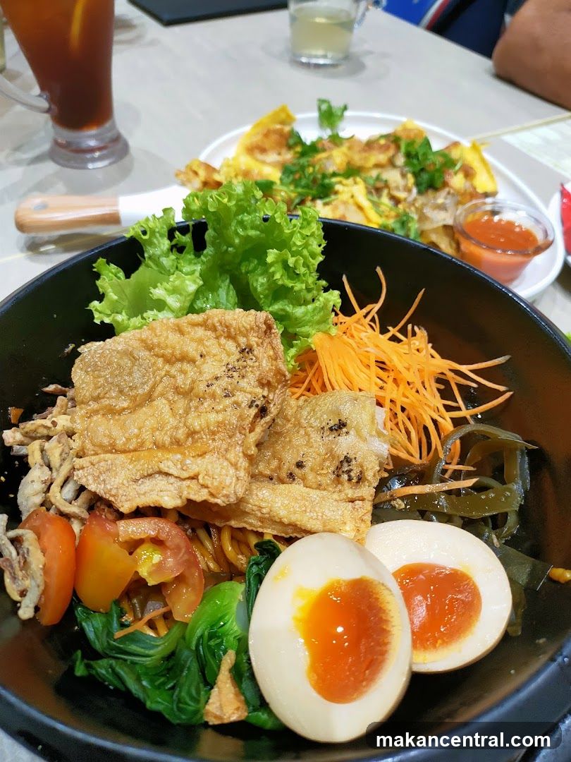 Noodle Dish with Egg and Vegetables