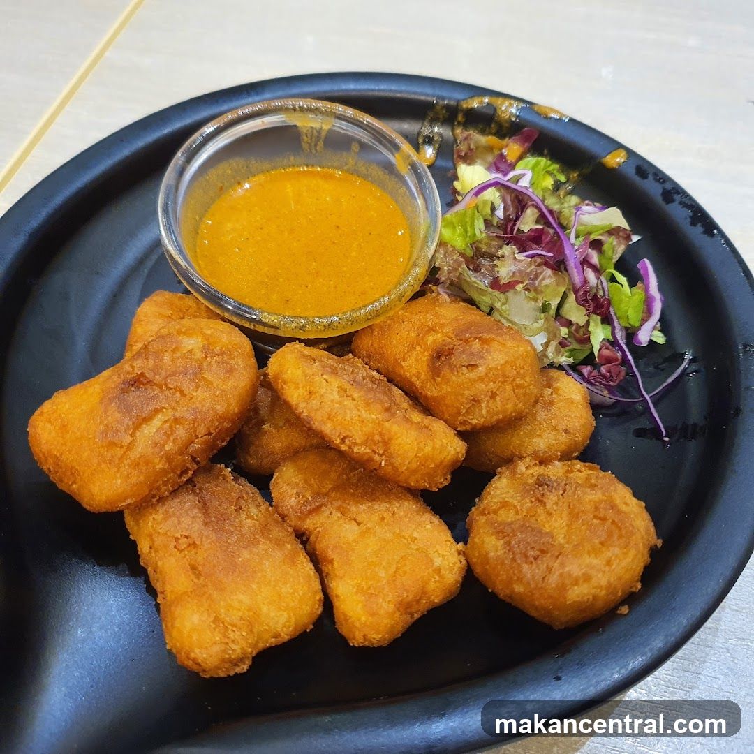 Fried Bites with Sauce and Salad