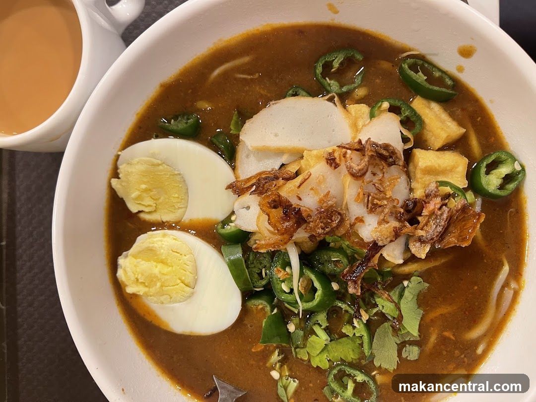 Noodle Soup with Egg and Fish Cake