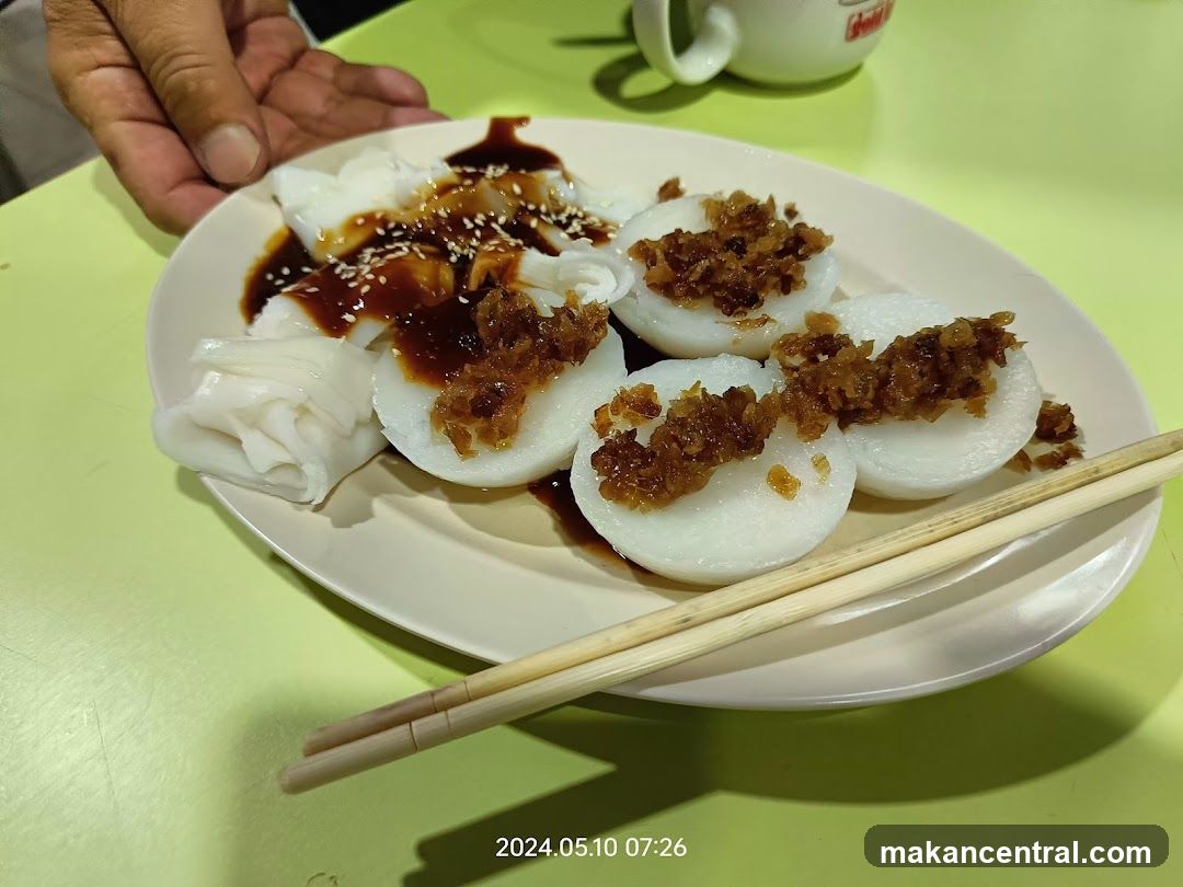 Rice noodle rolls with toppings