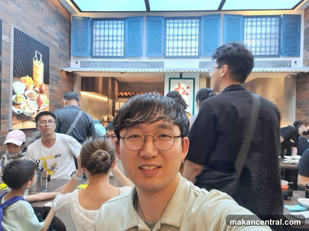 People dining in a restaurant