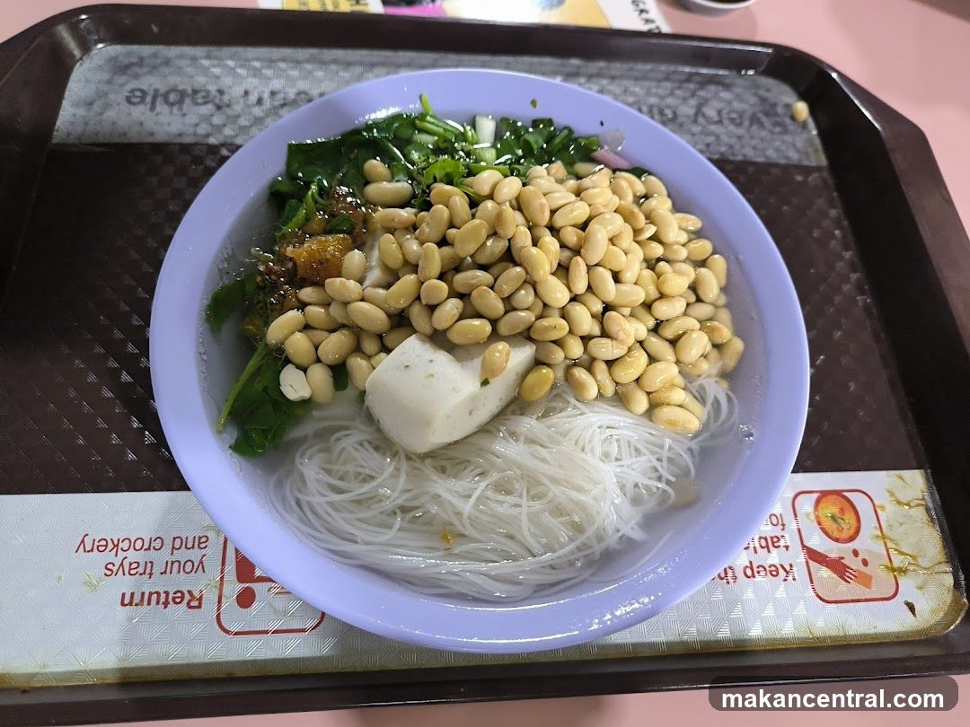 Noodle Soup with Soybeans and Fish Cake