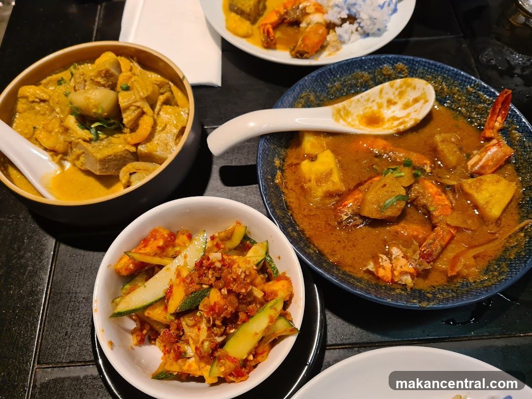 Curry dishes with shrimp and vegetables