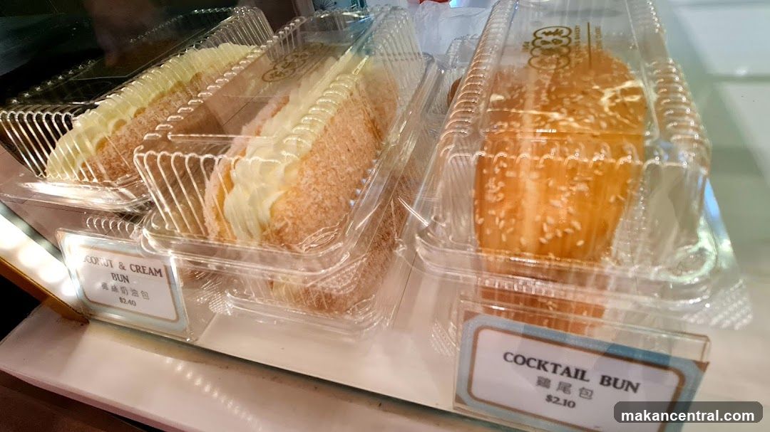 Buns in plastic containers