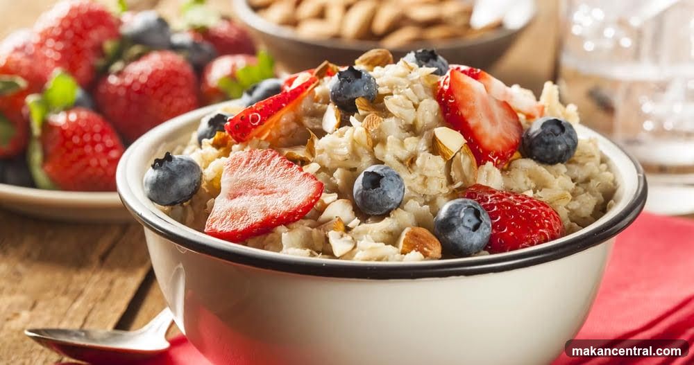 Oatmeal with Berries and Nuts