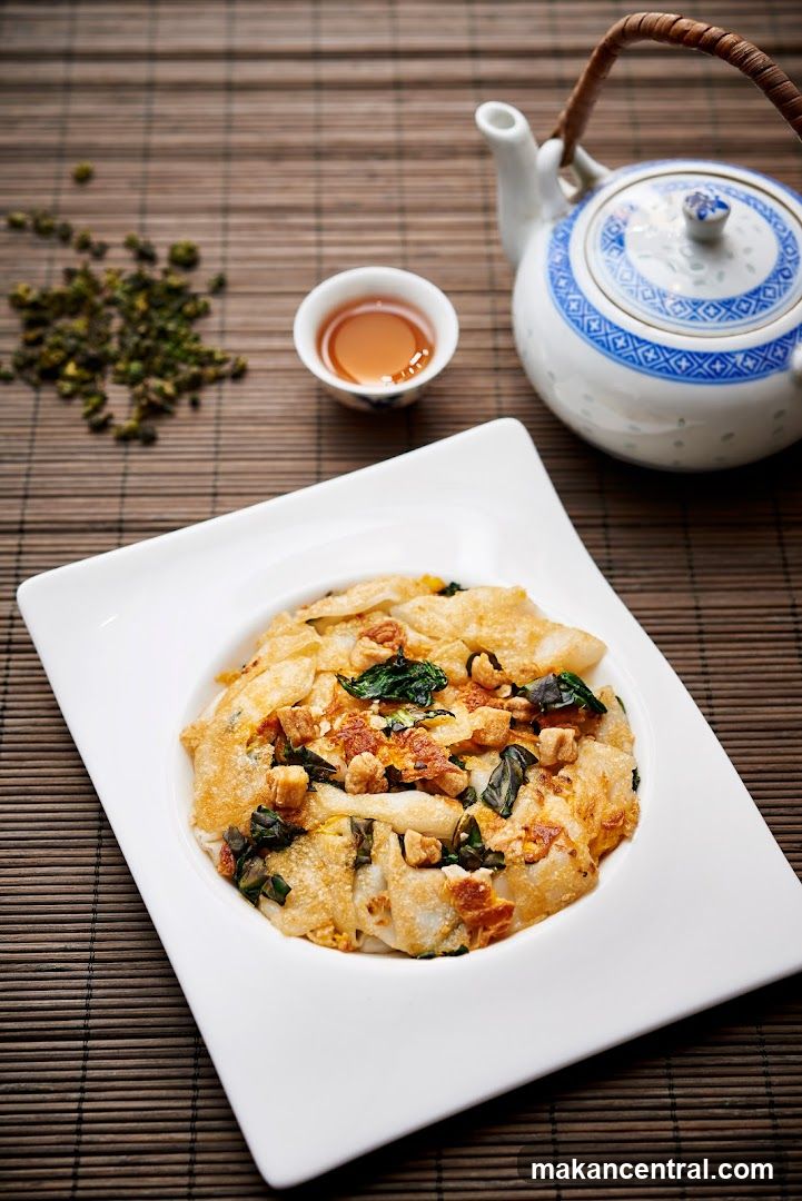 Fried Rice Noodles with Greens and Meat