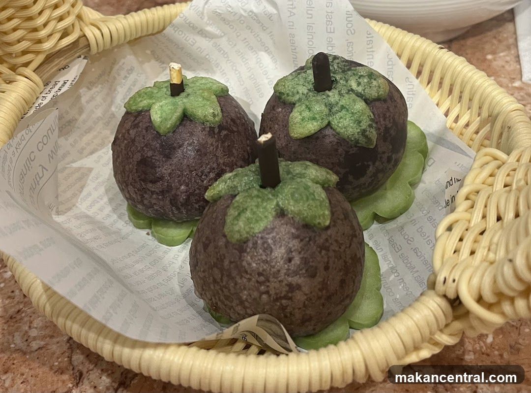 Mangosteen-shaped pastries