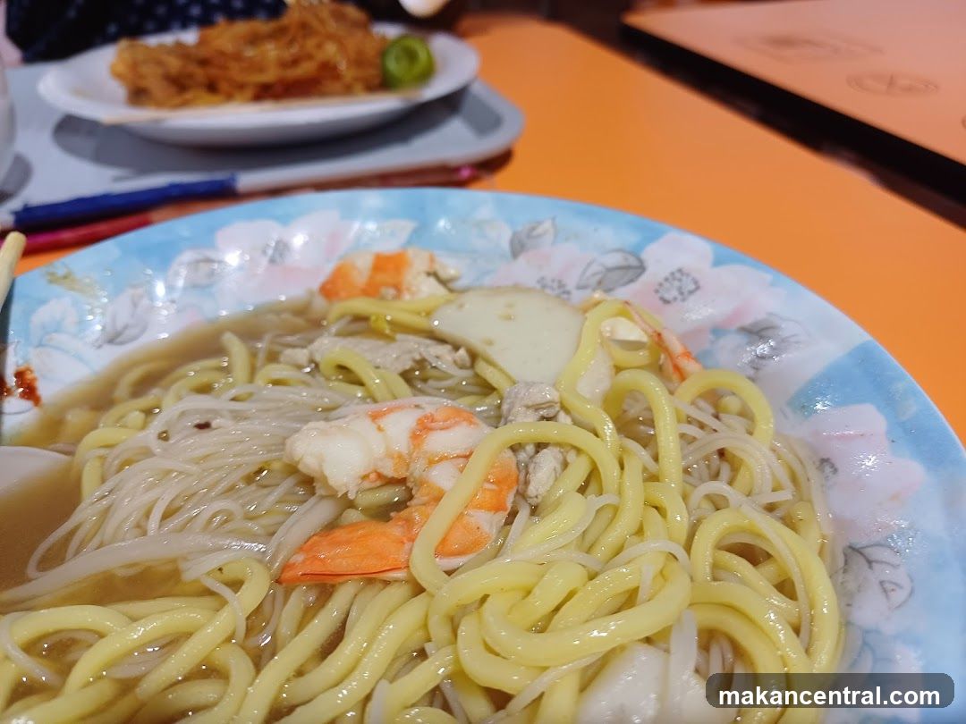 Noodles with Shrimp and Fish Cake