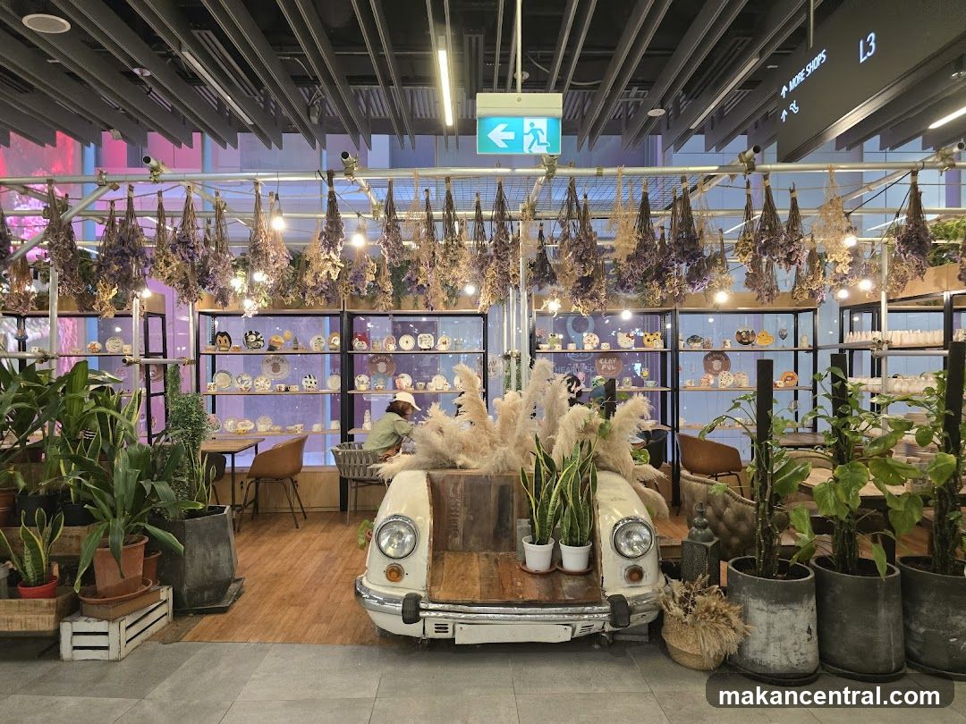 Interior of a shop with dried flowers and plants