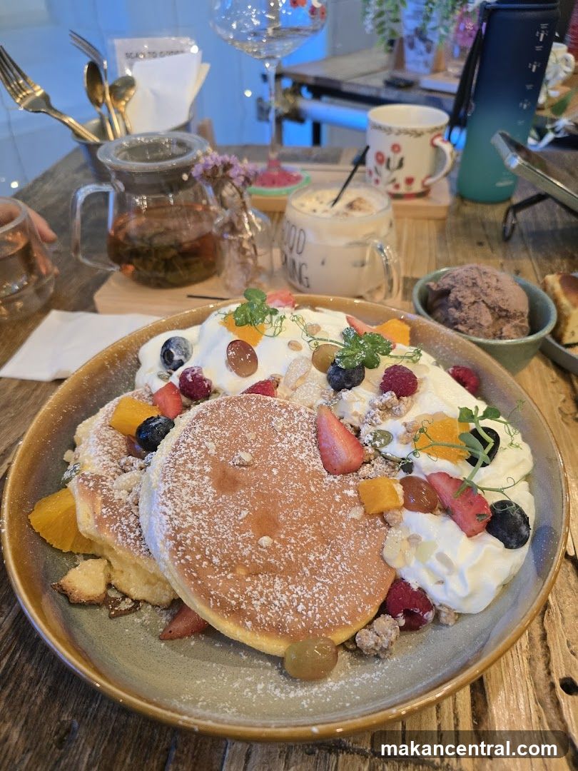 Fluffy Pancakes with Fruit and Cream