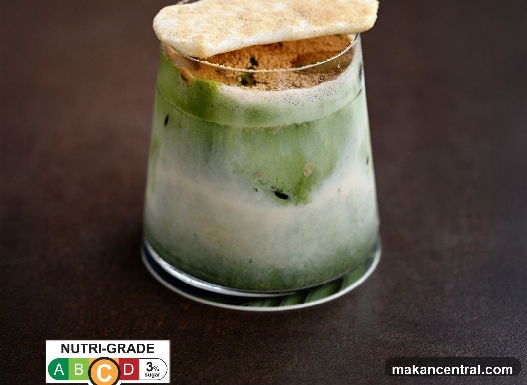 Green layered drink with cracker