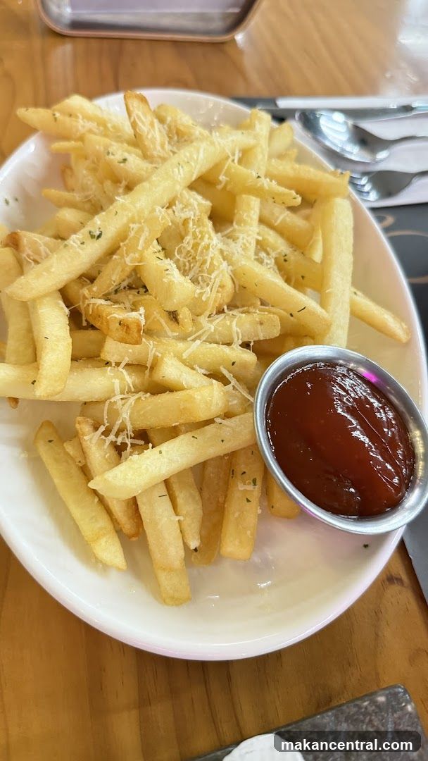 Fries with ketchup and grated cheese