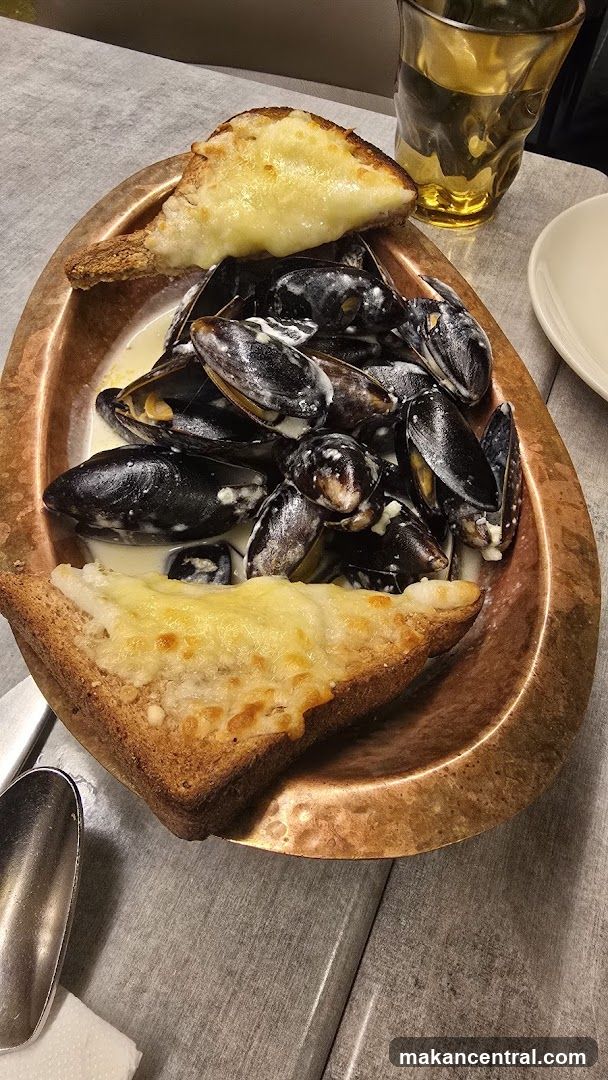 Mussels with Cheese Bread
