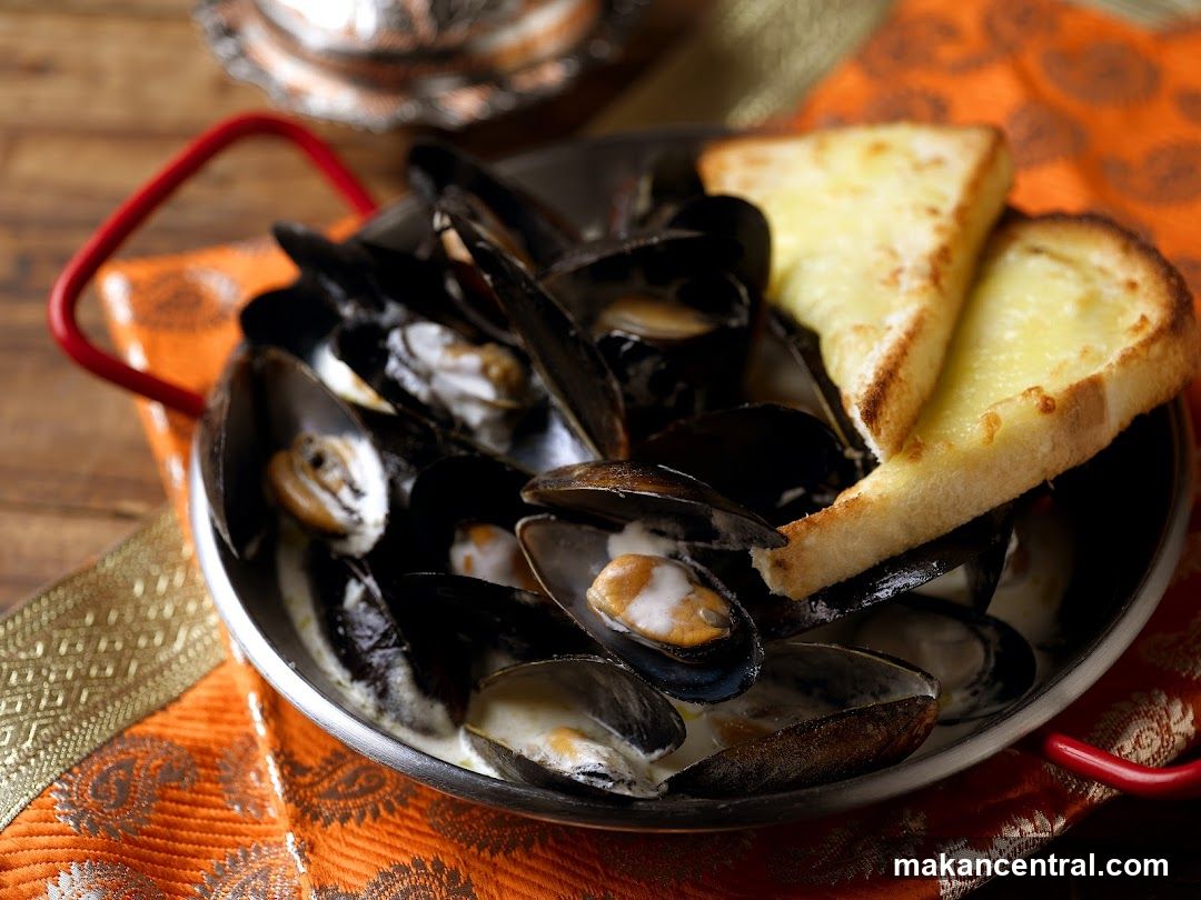 Mussels with Garlic Bread