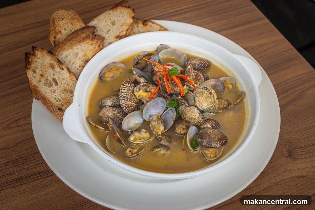 Clam Soup with Bread