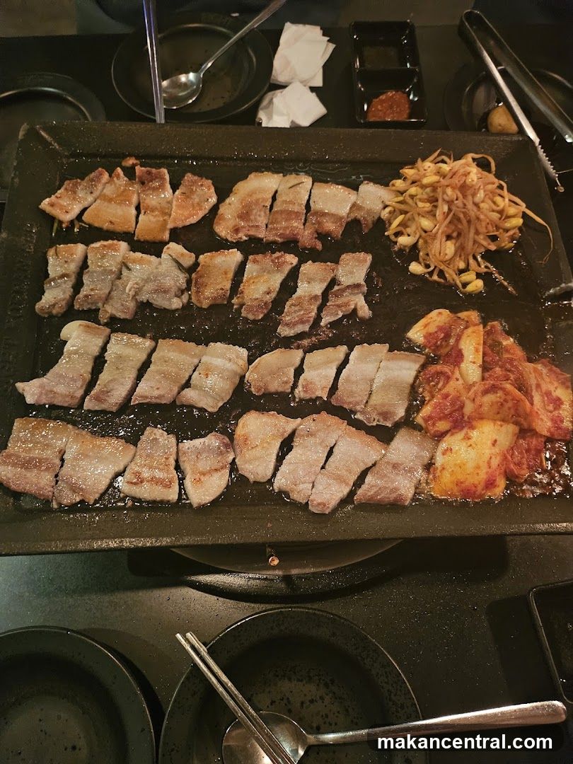 Grilled meat and vegetables on a hot plate