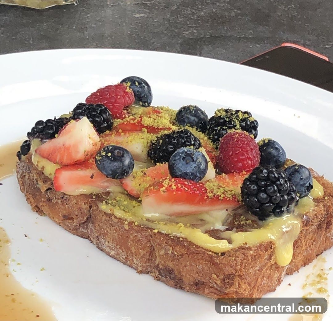 Berry-topped toast