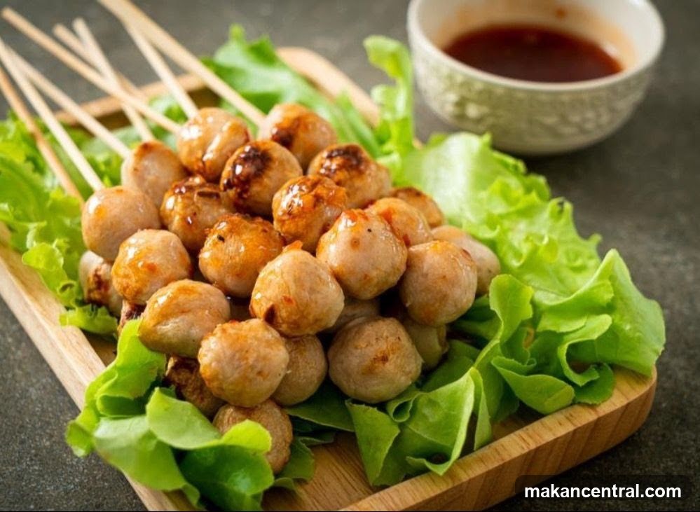 Grilled Meatballs with Lettuce and Sauce