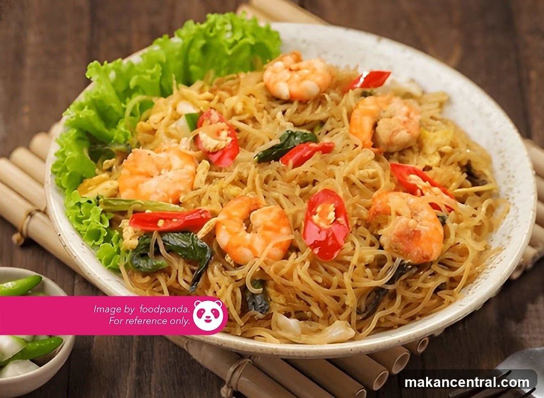 Cooked Noodles with Shrimp and Vegetables