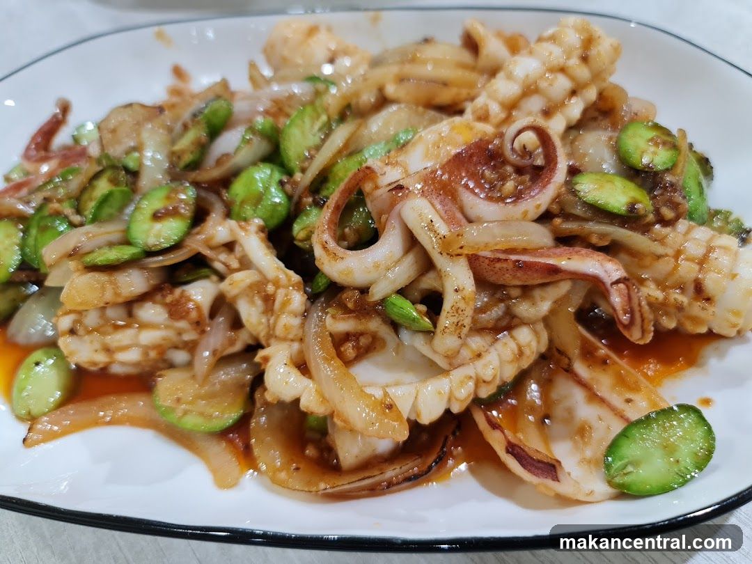 Sautéed Squid with Green Beans and Onions