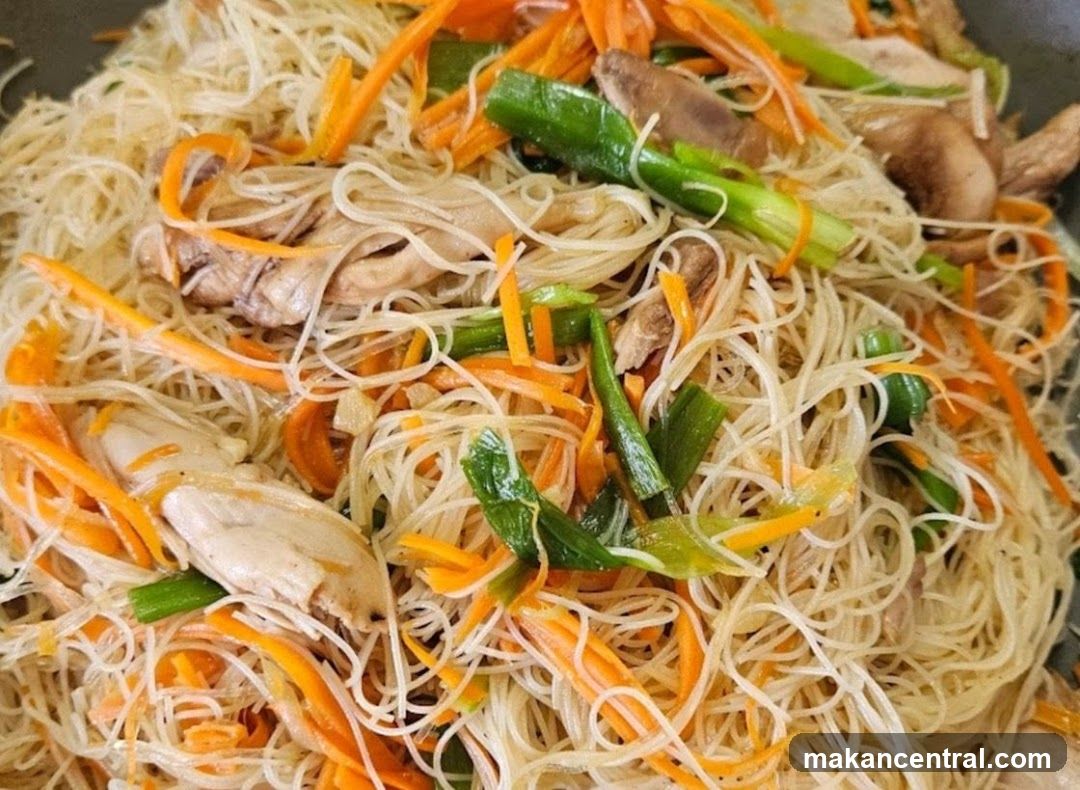 Cooked Noodles with Chicken and Vegetables