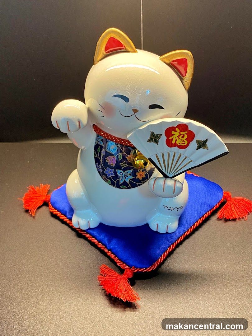 Maneki-neko figurine