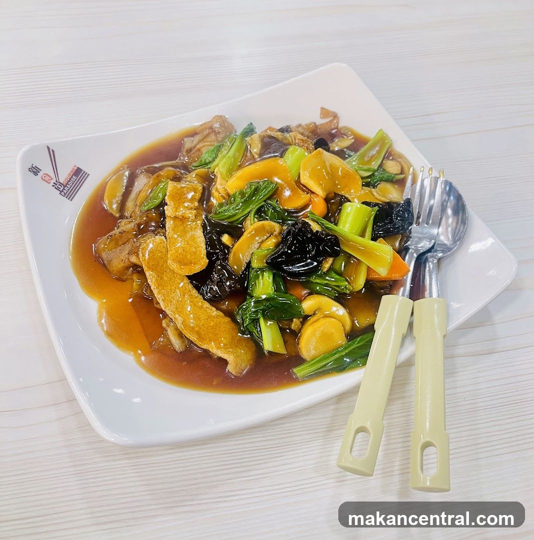 Stir-fried dish with vegetables and tofu