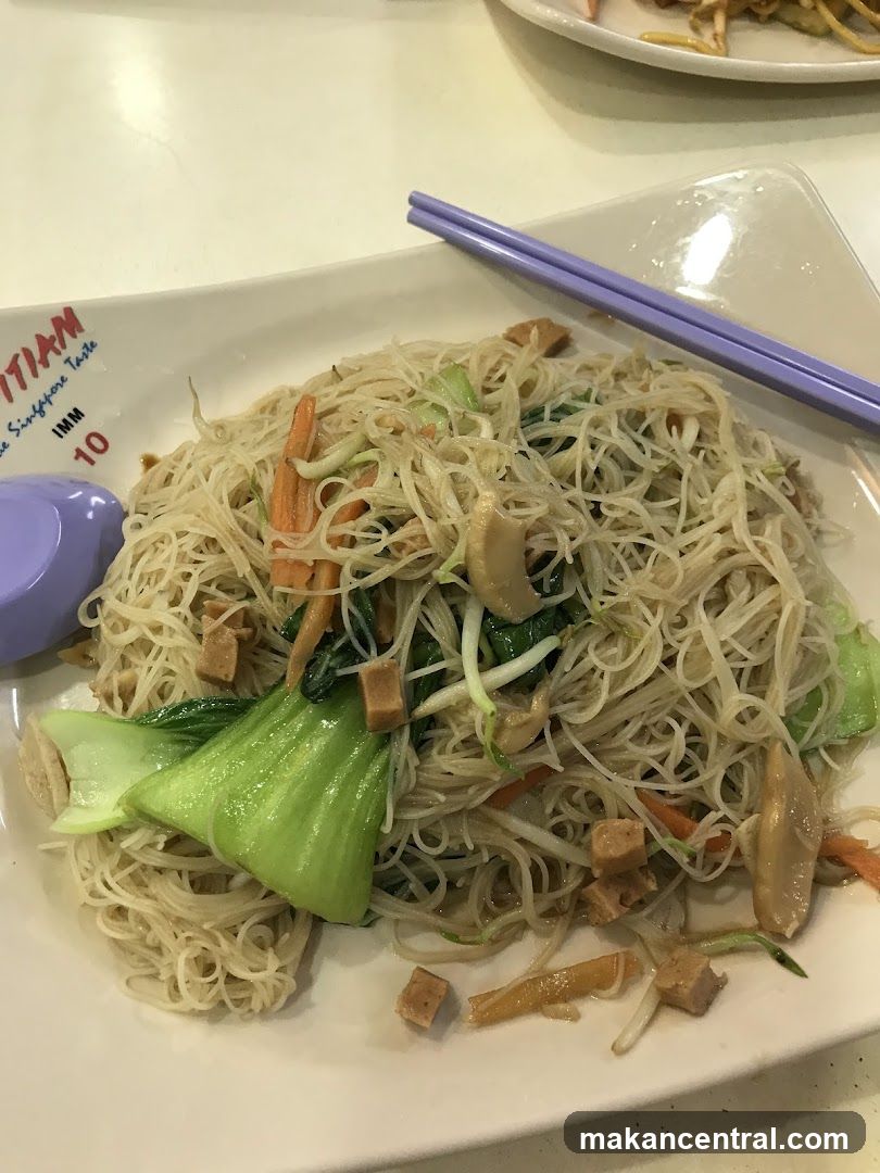 Stir-fried noodles with vegetables and tofu
