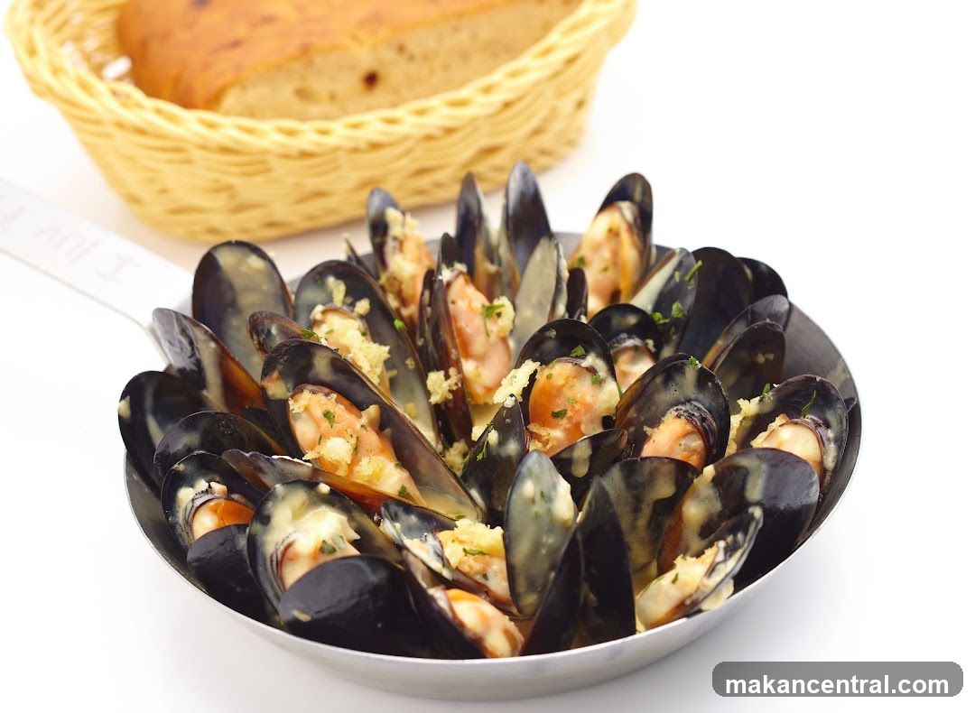Mussels in a pan with bread