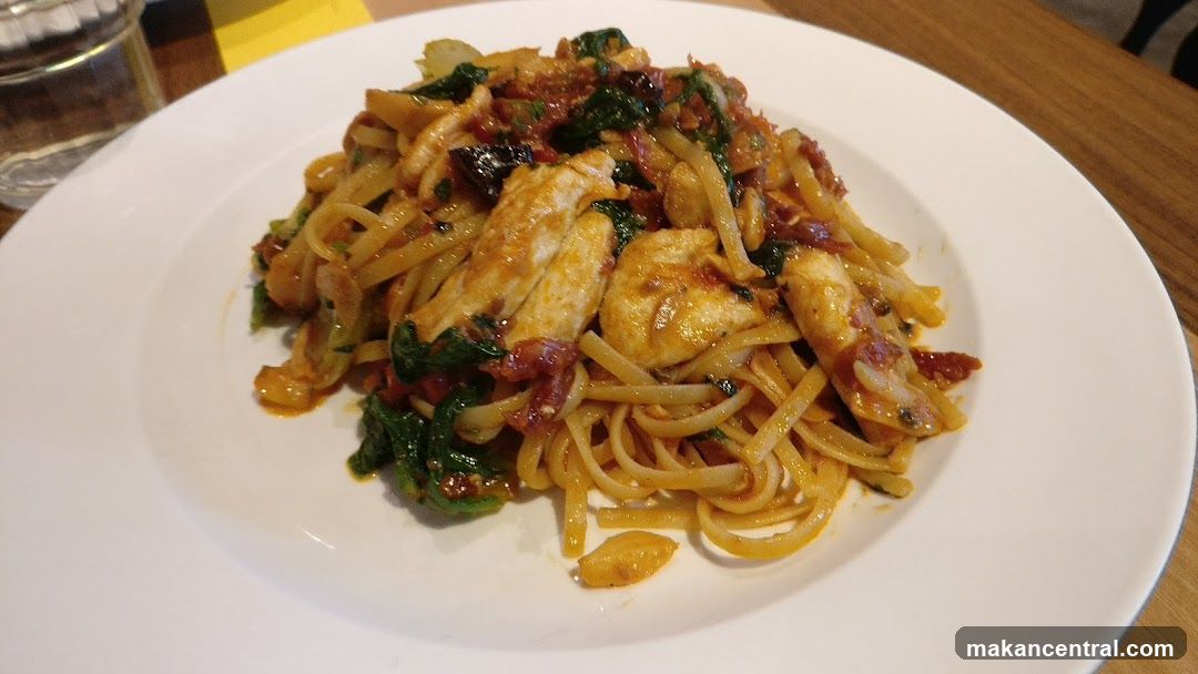 Chicken Pasta with Spinach and Sun-Dried Tomatoes