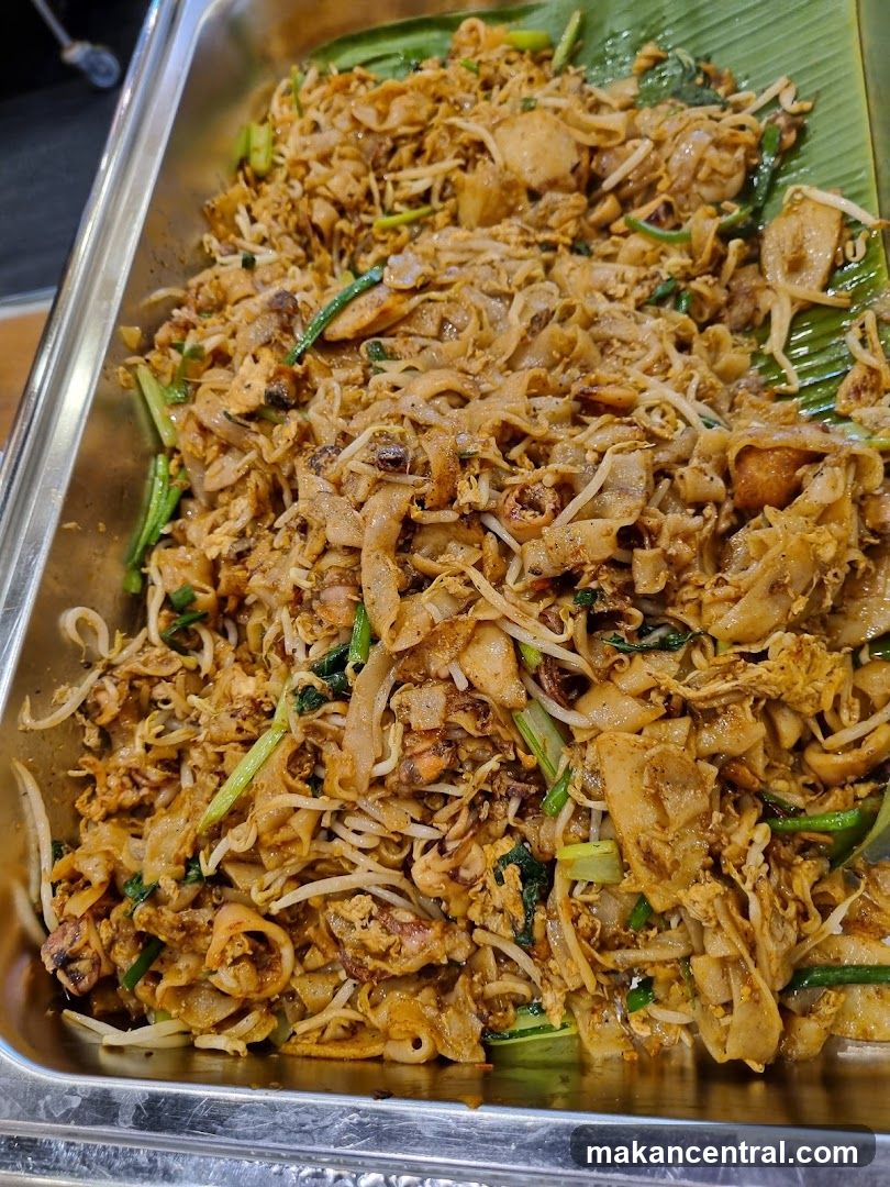 Stir-fried noodles with vegetables and seafood