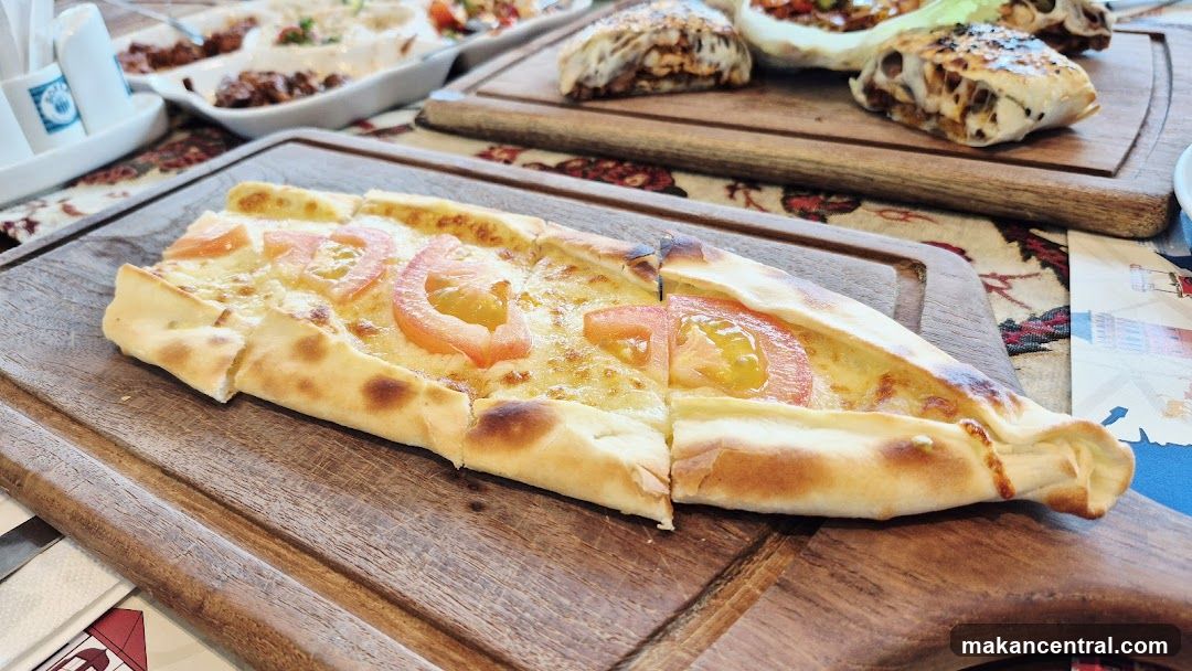Pide with Tomatoes and Cheese