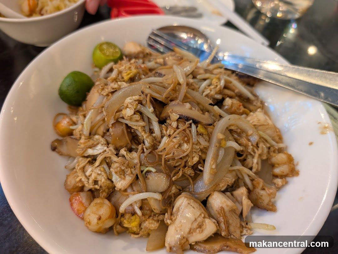 Stir-fried Noodles with Chicken and Shrimp