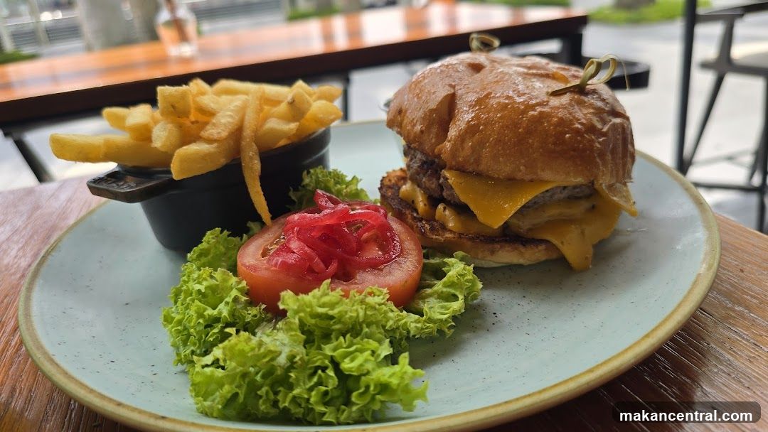 Cheeseburger with Fries