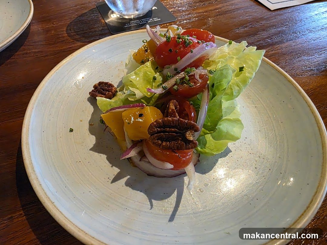 Salad with Tomatoes and Pecans