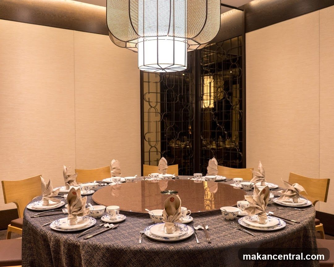 Elegant Dining Table Setting