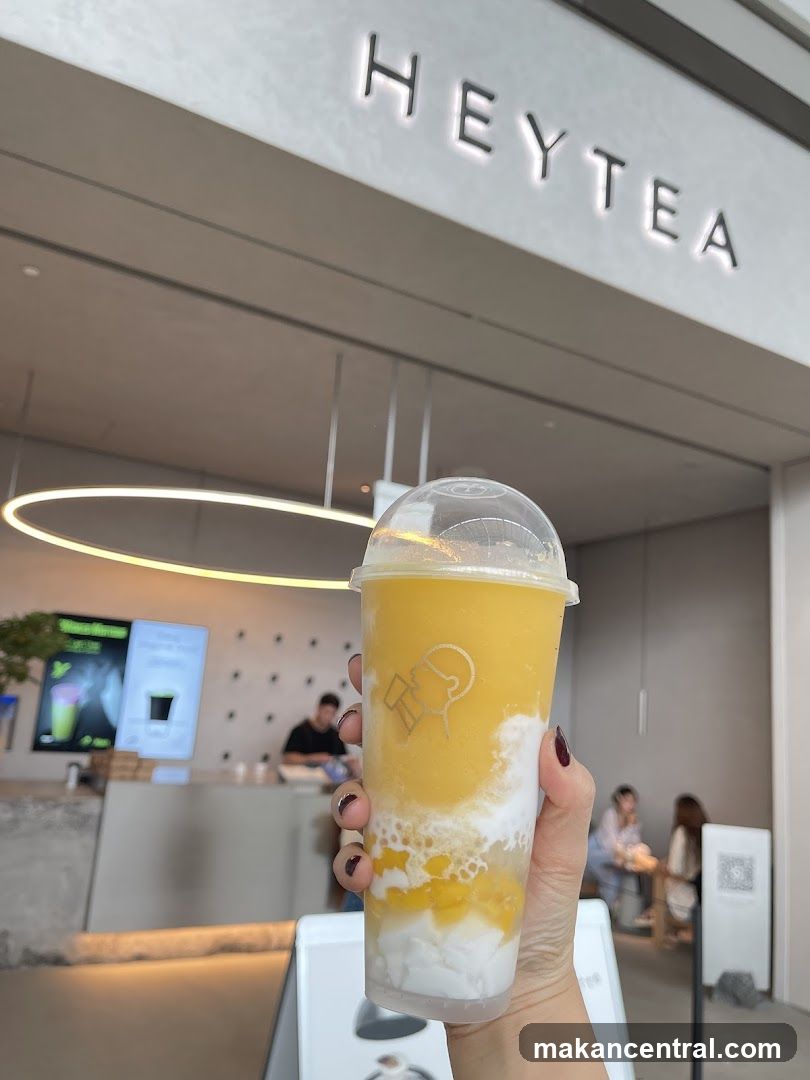 Person holding a Heytea drink