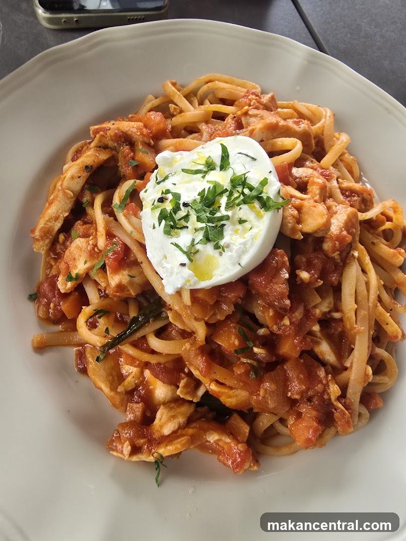 Pasta with Chicken and Tomato Sauce