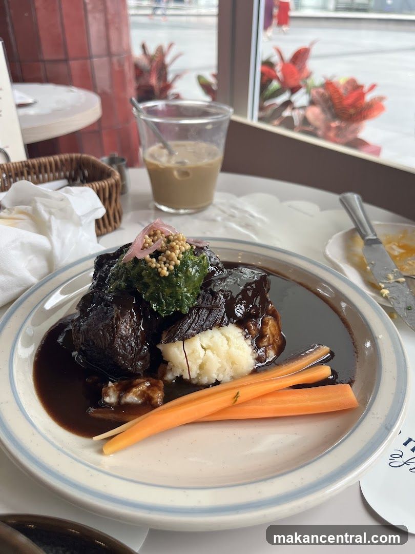Braised Short Ribs with Mashed Potatoes and Carrots